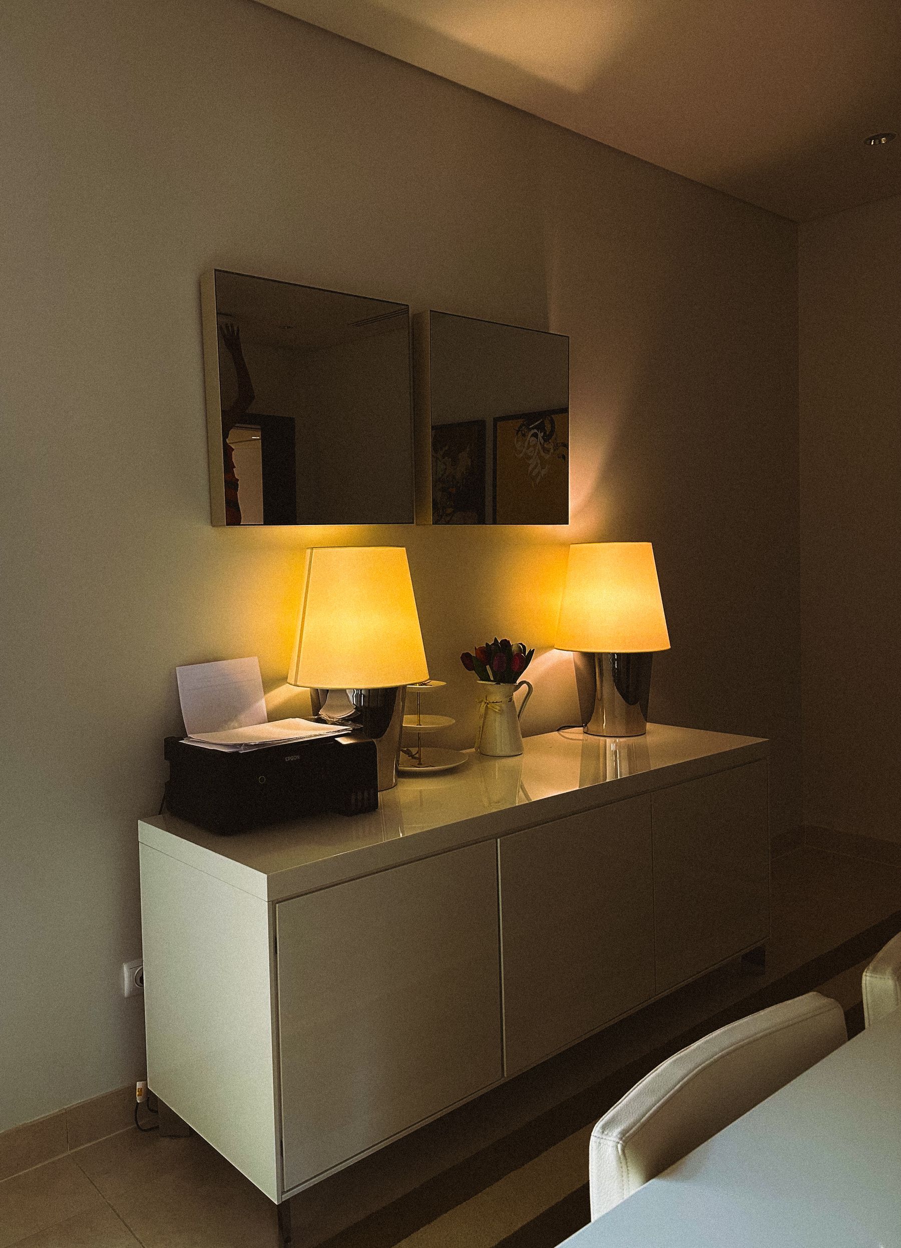 Éclairage chaleureux dans un intérieur — photographie d’illustration